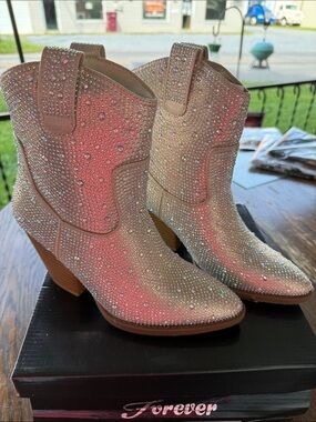 NWT in Box Women’s size 6 champagne sequin metallic western ankle boots